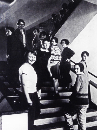 La classe de tissage dans l'escalier du Bauhaus, 1927